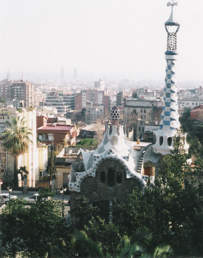 Gaudi: Parc Guell, lokking over Barcelona