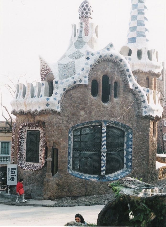 Parc Guell, building as icing on a gingerbread house, Barcelona